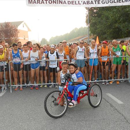 Valeria Straneo con una ragazza in handbike